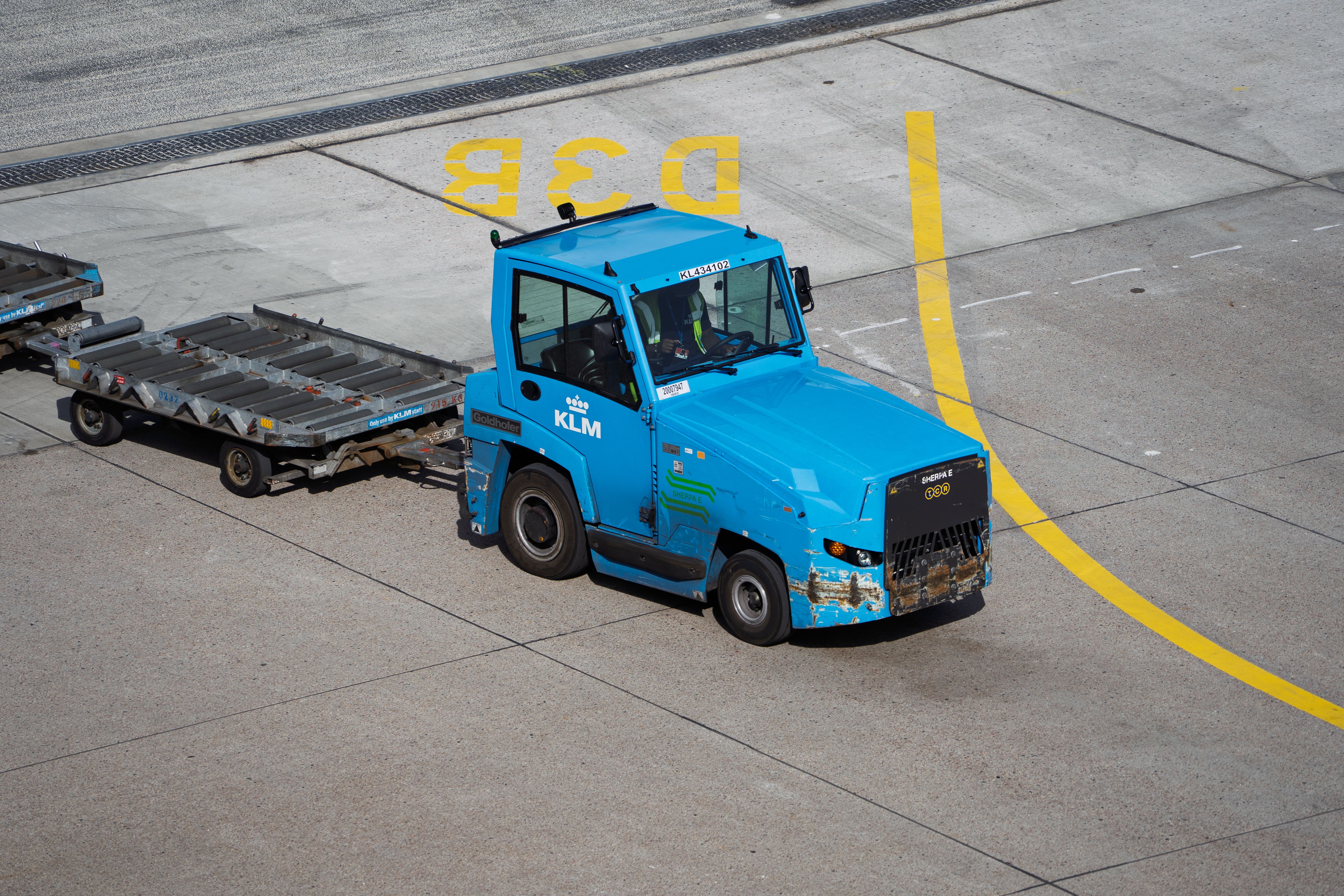 Heavy duty tow truck recovering large vehicle